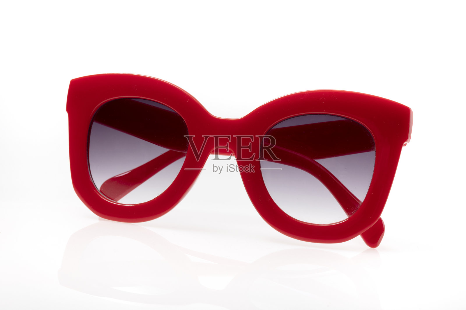红色太阳镜在白色背景照片摄影图片