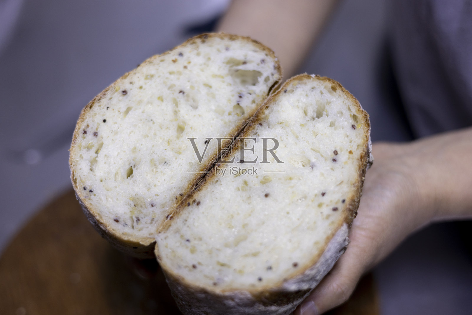 手工面包，用藜麦种子和小麦粉制成照片摄影图片