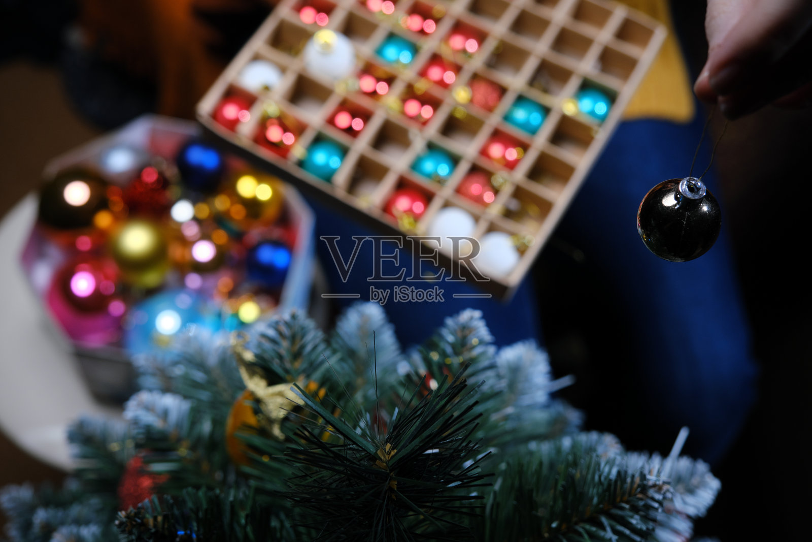 一个认不出来的人正在装饰圣诞树照片摄影图片