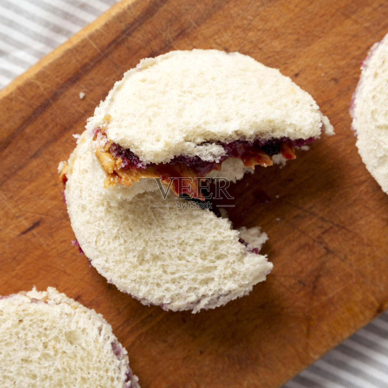 自制无壳花生酱和果冻圈在一个质朴的木板上，俯瞰。平铺，俯视图，从上面看。特写镜头。照片摄影图片