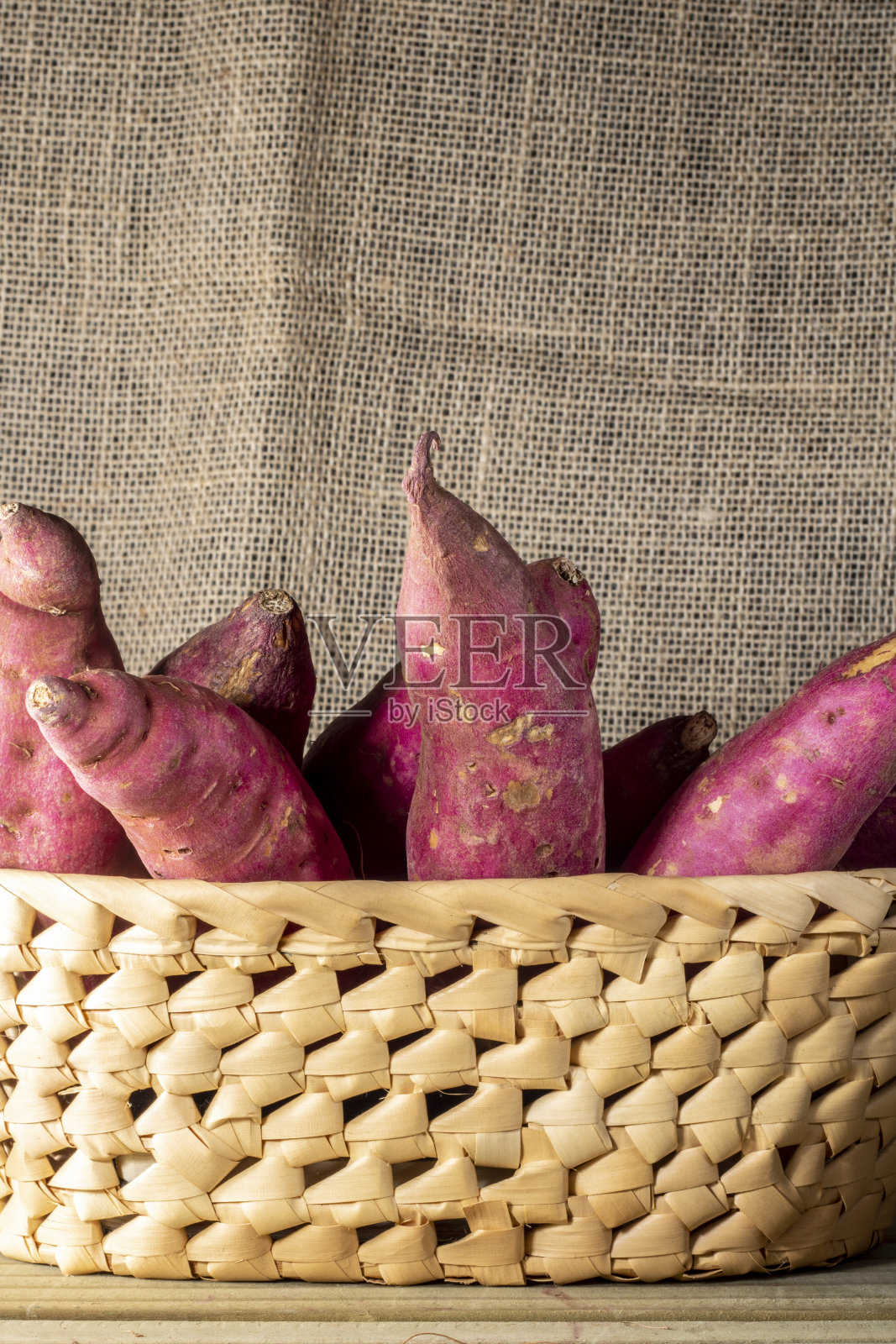 红薯在篮子里照片摄影图片