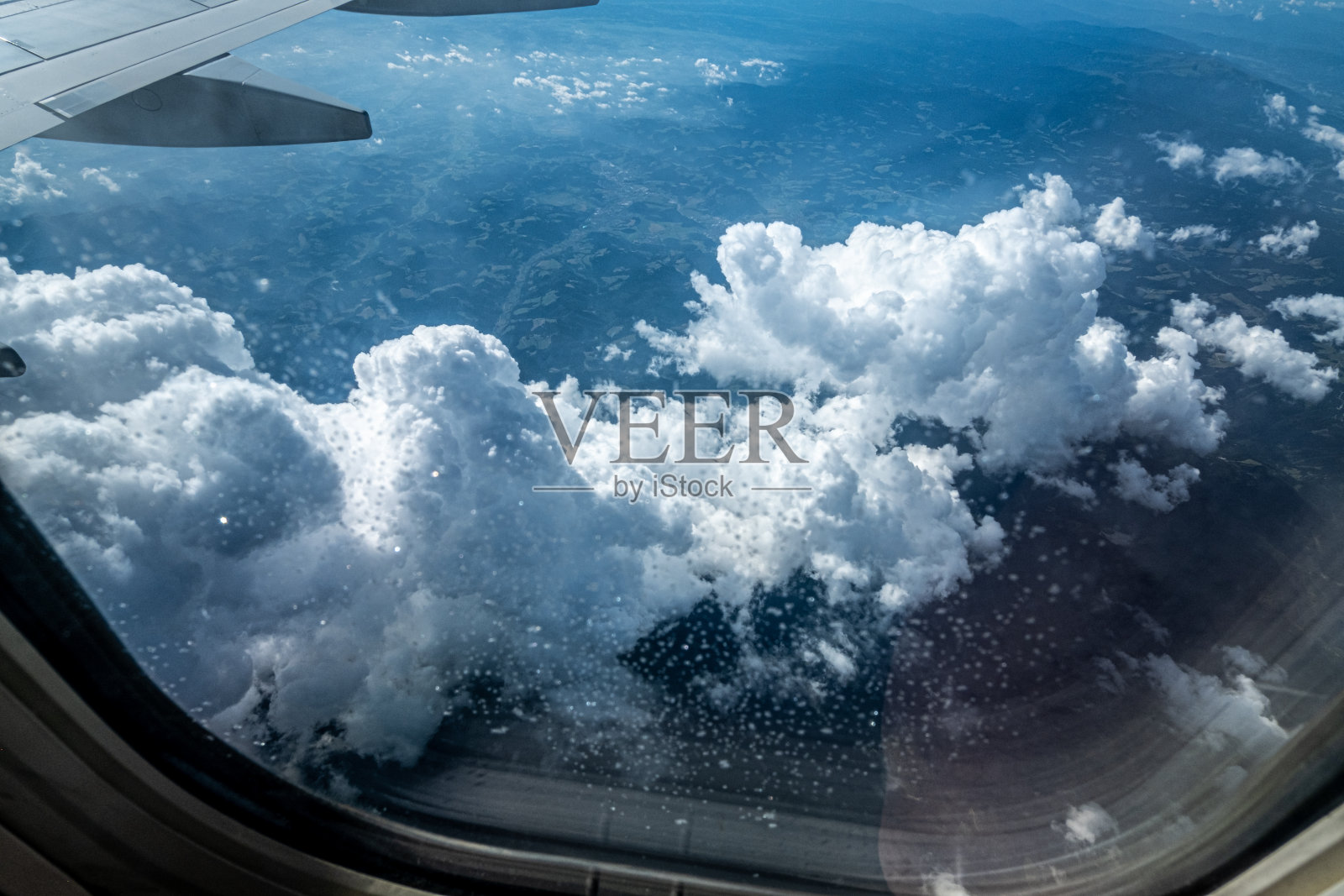 透过飞机窗户看到的天空和云彩照片摄影图片