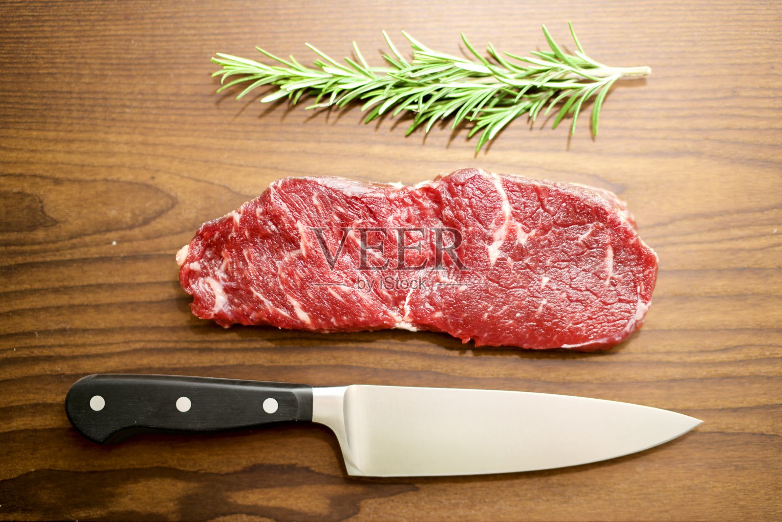 生牛肉片，迷迭香和刀照片摄影图片