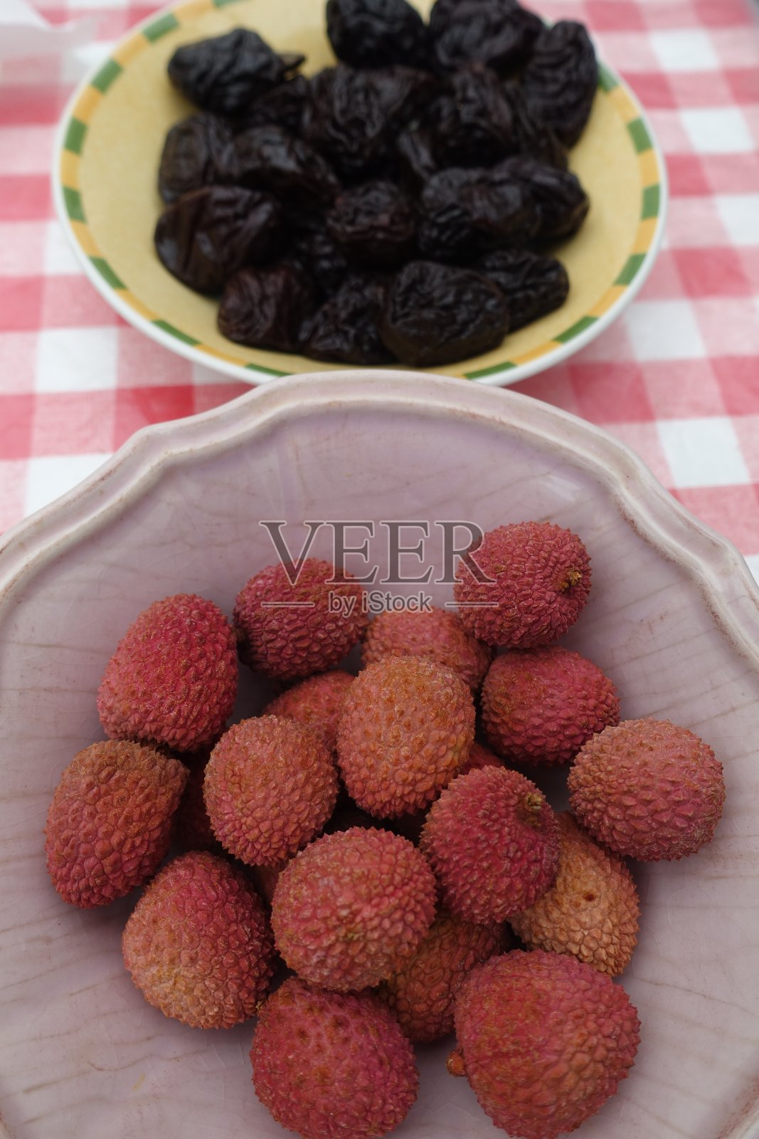 成熟的法国人准备吃梅干和成熟的荔枝照片摄影图片