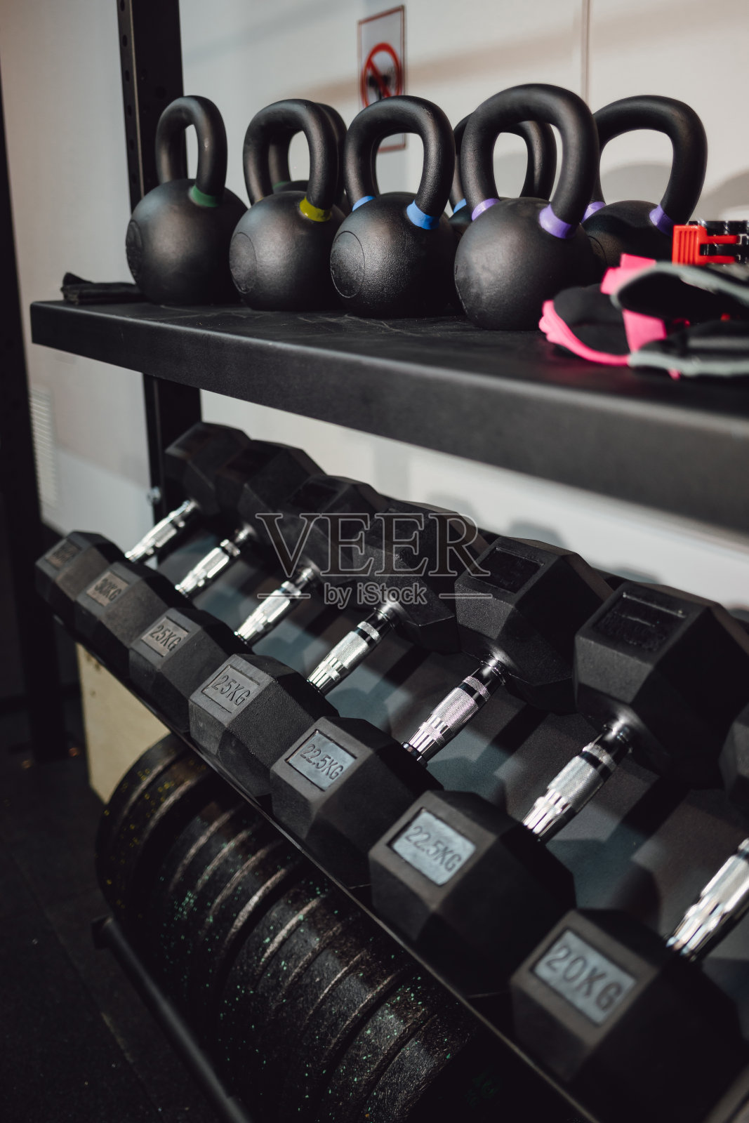 体育馆里的壶铃和哑铃。铁用于肌肉训练。健康的生活方式。照片摄影图片