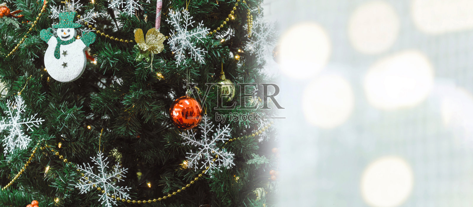 Heppy新年。圣诞树和散景灯配合复制空间，圣诞装饰物用于新年庆祝，圣诞假期，新年假期，节日，背景概念，复古色调照片摄影图片