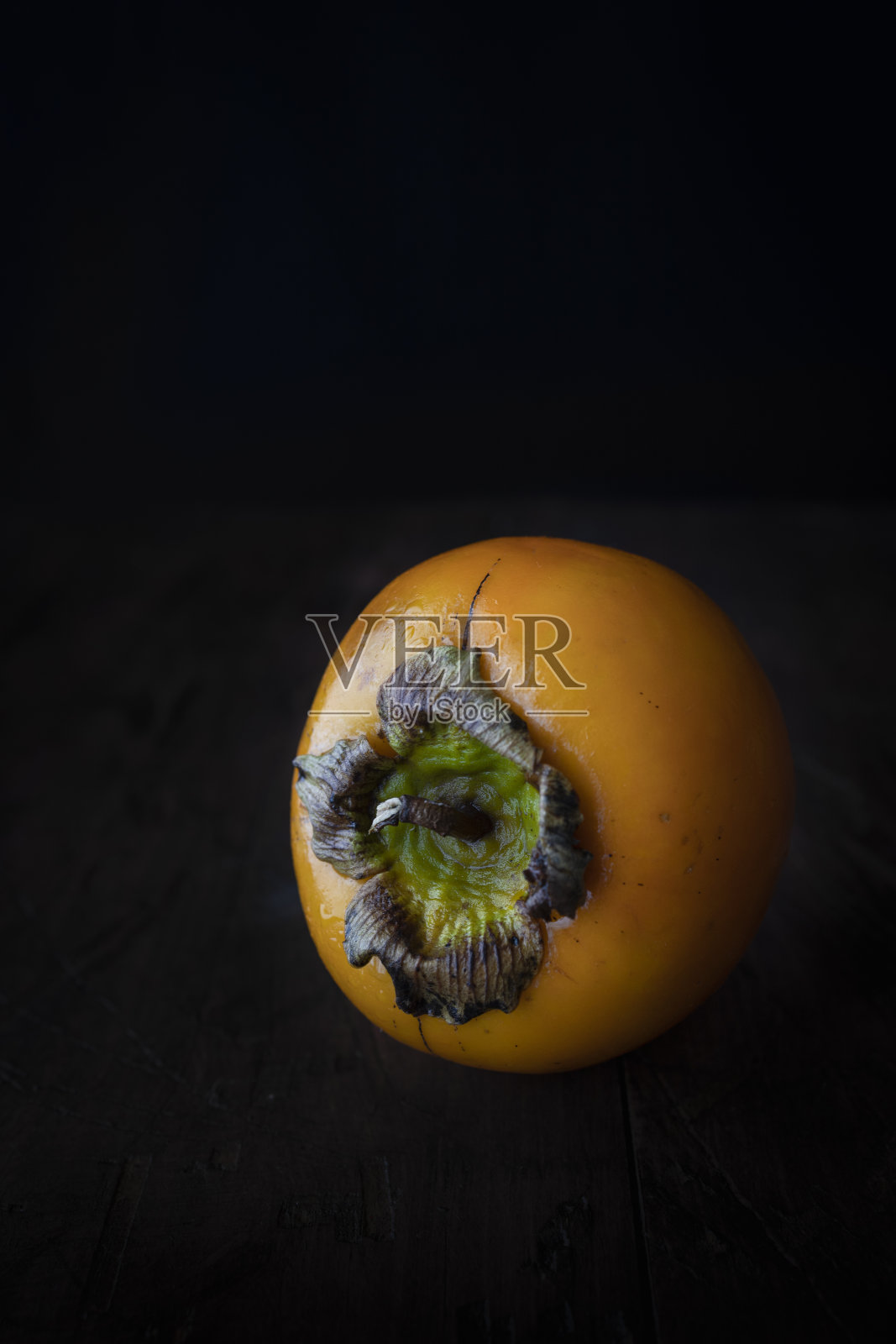 Kaki，一片带有黑色背景和文字空间的水果照片摄影图片