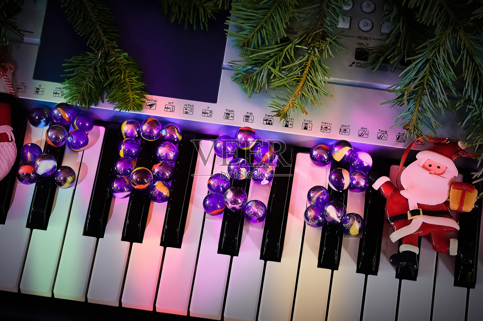 新年拼贴在一个合成器上的玻璃球涂上时髦的颜色，2022年非常佩里。颜色趋势的展示。照片摄影图片