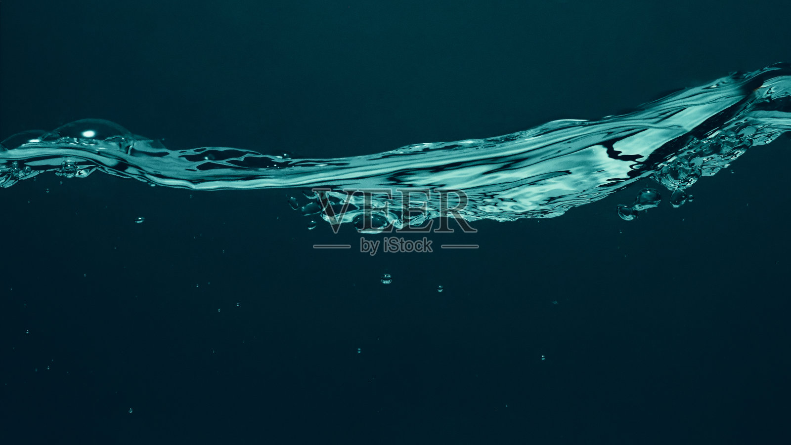 苏打水冒泡飞溅，浮滴。代表着闪亮和清新。关闭苏打水泡沫漂浮在水面上的黑色BG。碳酸饮料溅起清爽。照片摄影图片