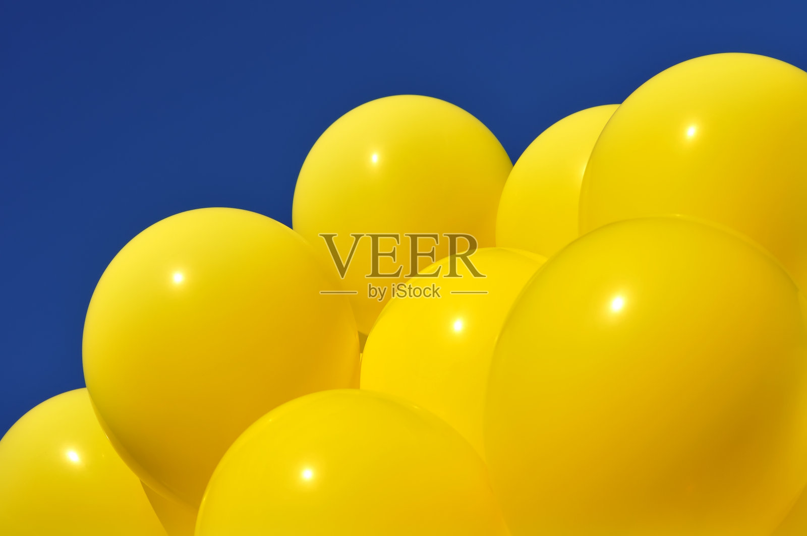 黄色气球在城市的节日照片摄影图片