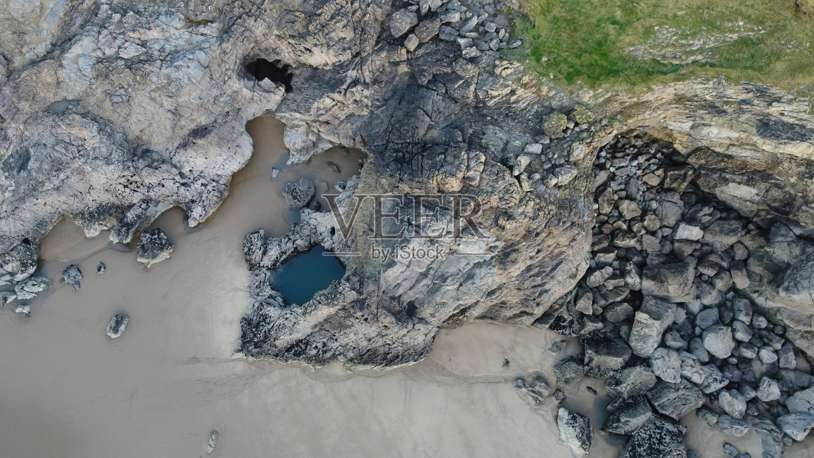 无人机拍摄的蓝池湾照片摄影图片