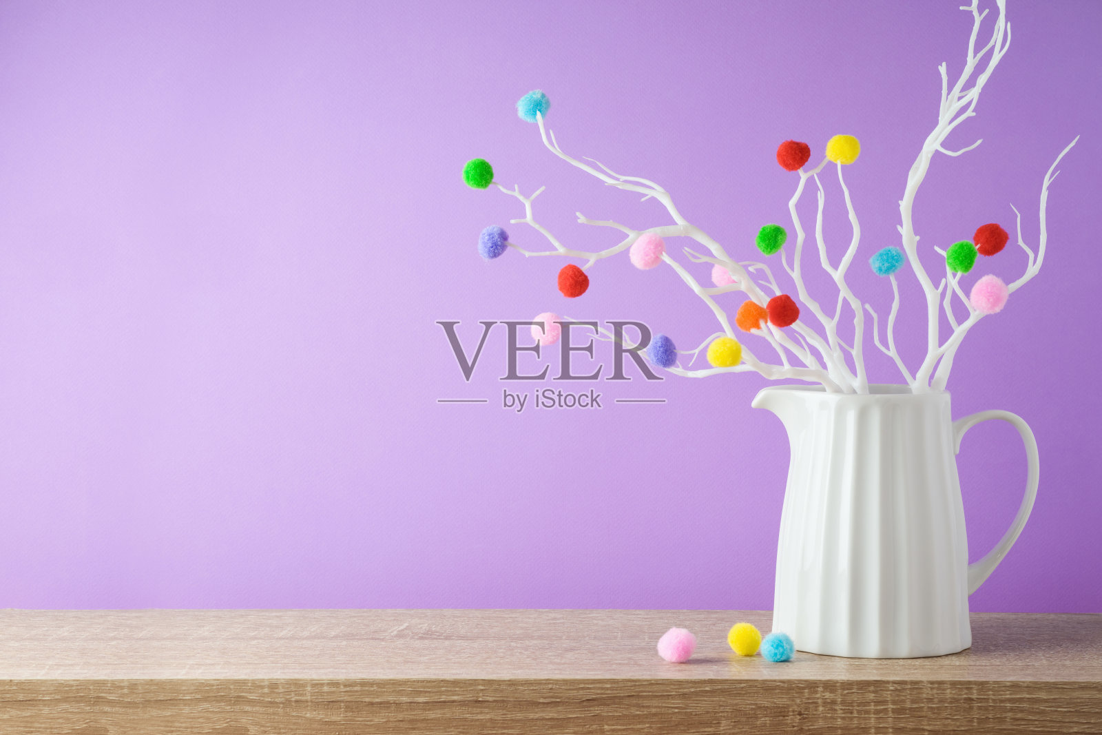 圣诞假期创意装饰在木制架子上的紫色背景与复制空间照片摄影图片