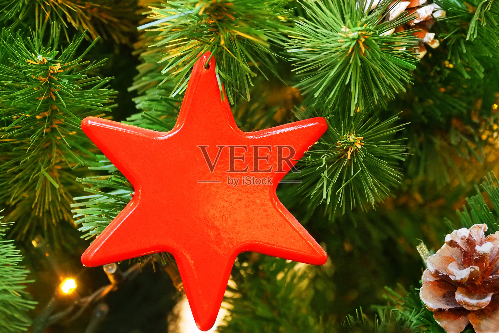 圣诞树树枝上的木制红星。喜庆新年背景，六点星光照片摄影图片