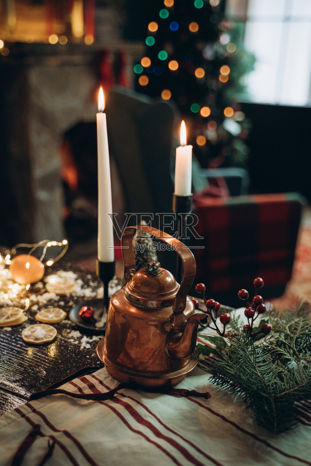 用蜡烛和古董茶壶装饰新年餐桌照片摄影图片
