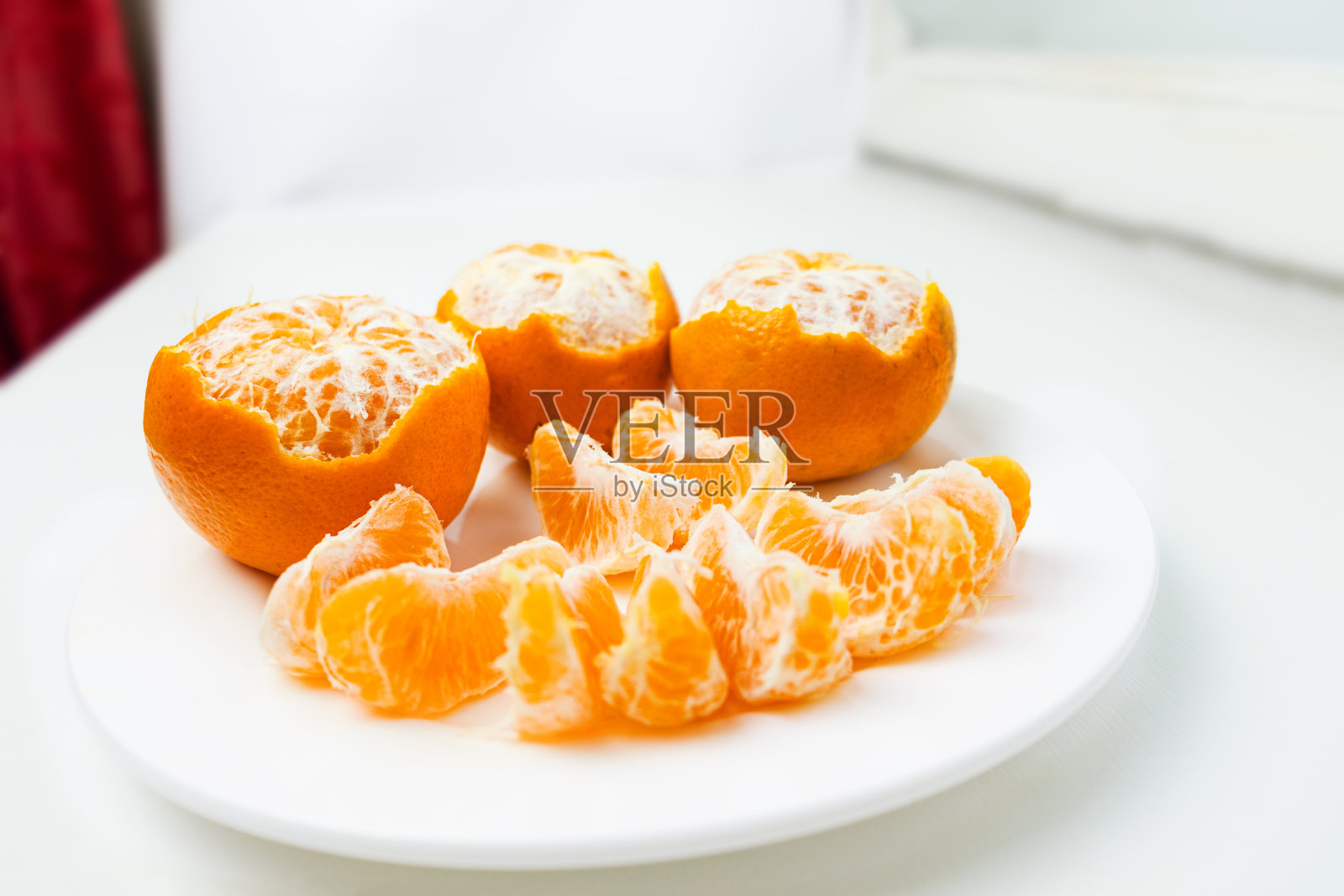 明亮多汁的橘子放在白色盘子里。有选择性的重点。照片摄影图片