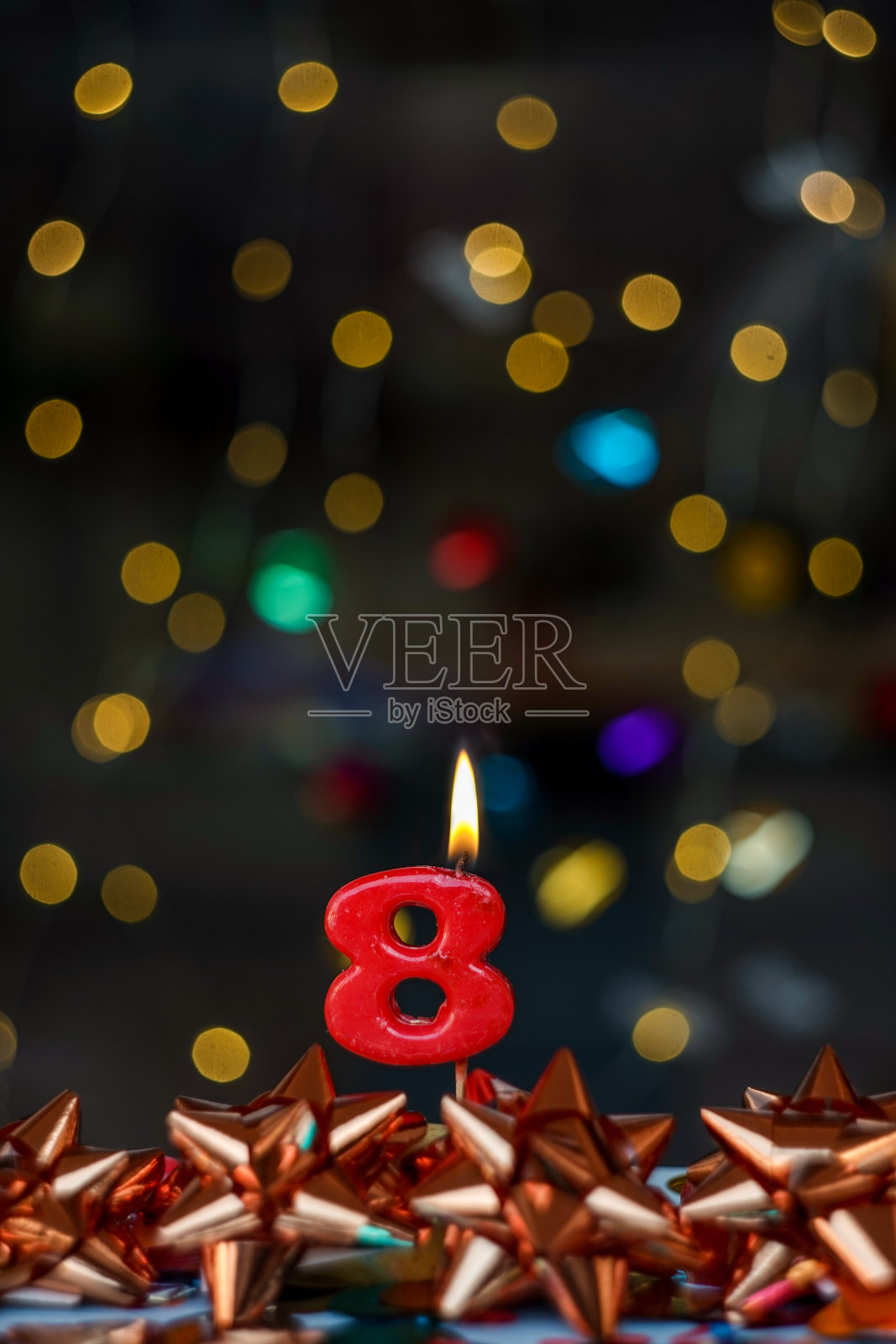 8 .生日或纪念日的快乐贺卡。这张图片是一系列不同数字燃烧蜡烛的照片的一部分，从1到100照片摄影图片