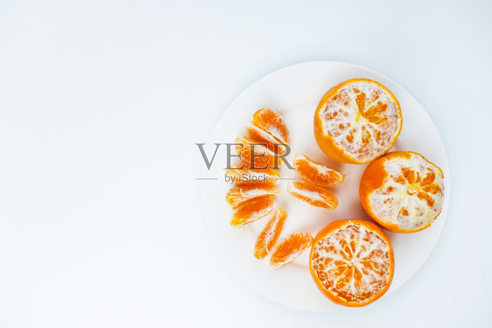 明亮多汁的橘子在白色的背景上。有选择性的重点。照片摄影图片