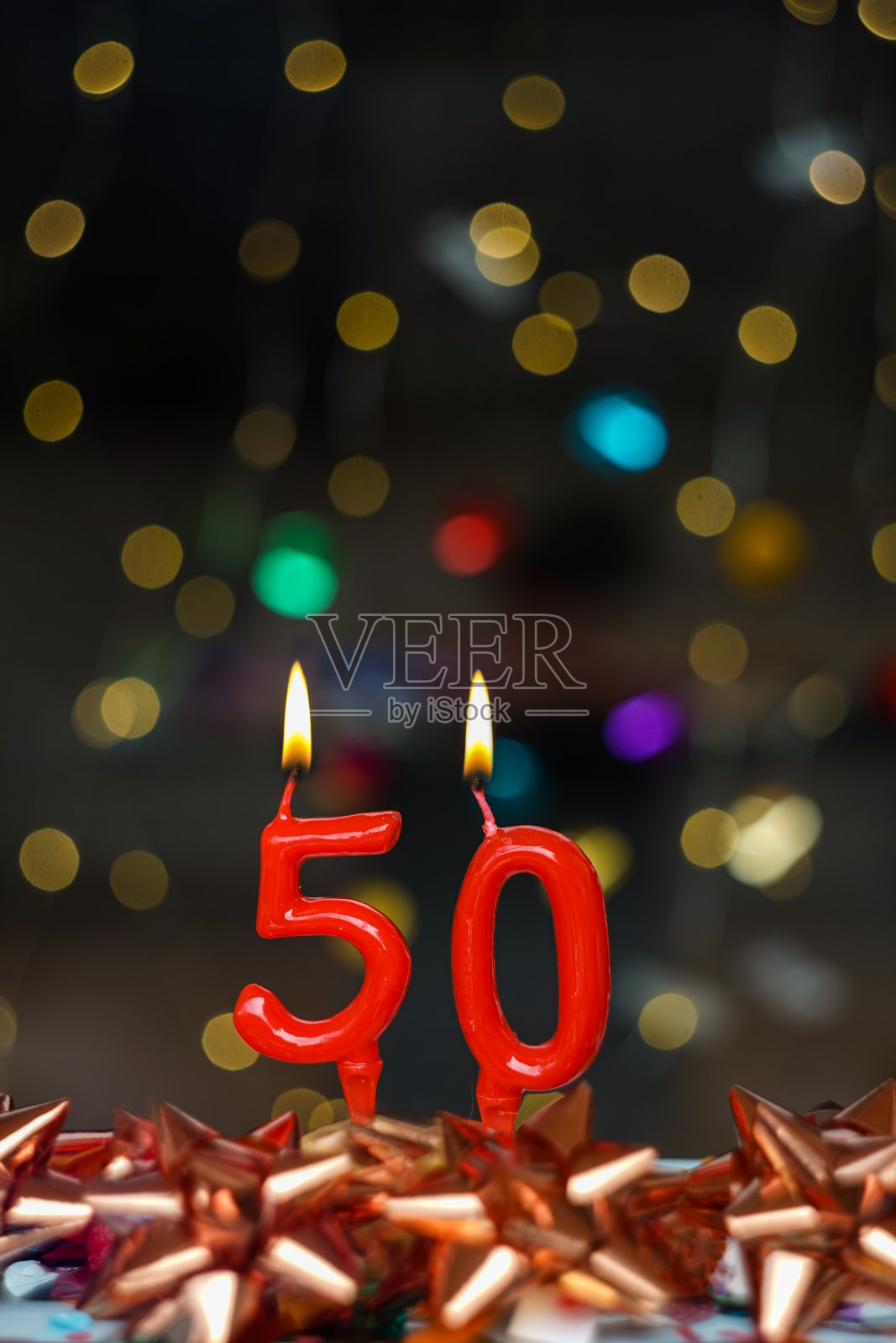 第50张生日或周年纪念的快乐贺卡。这张图片是一系列不同数字燃烧蜡烛的照片的一部分，从1到100照片摄影图片