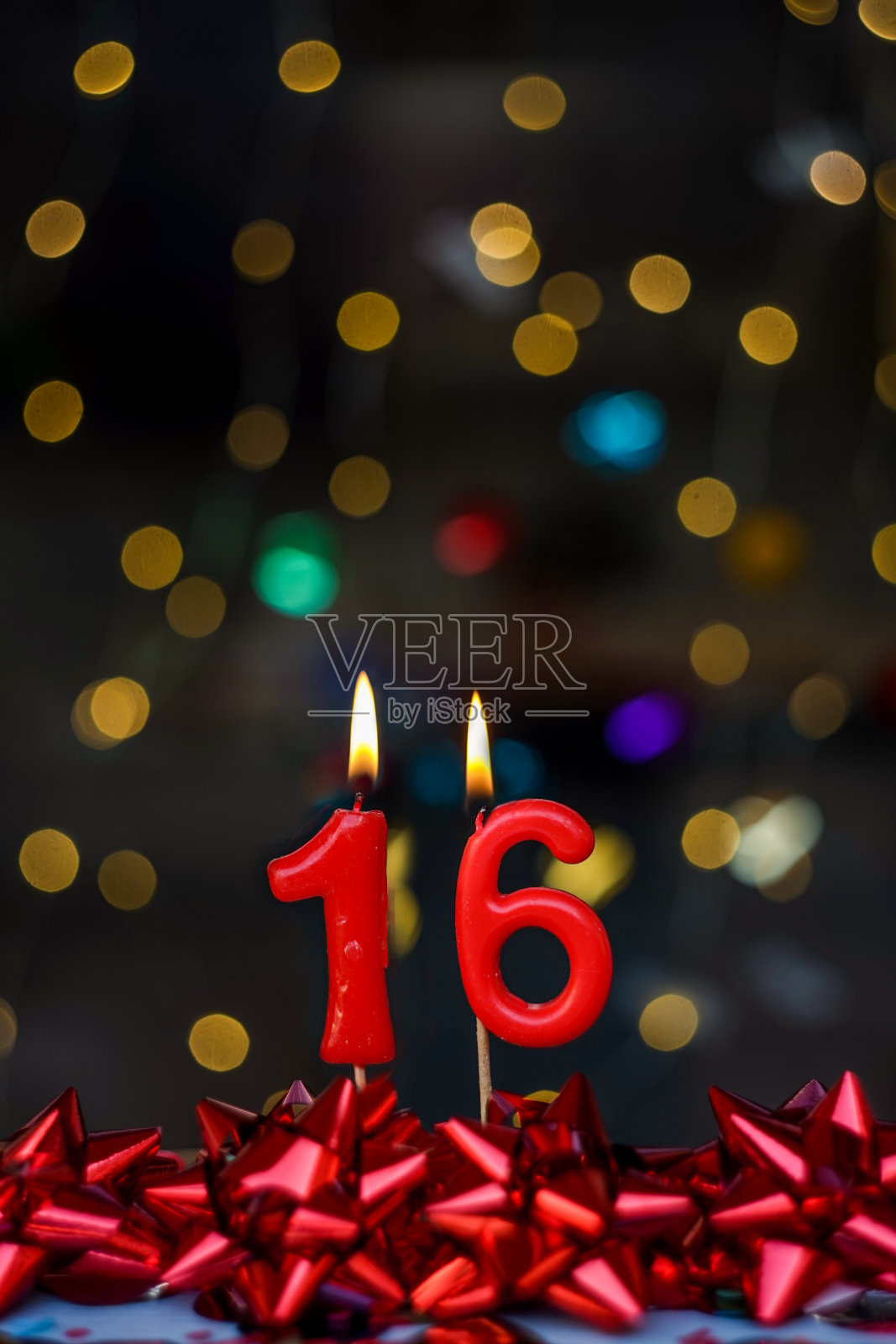 第16张生日或周年纪念日的快乐贺卡。这张图片是一系列不同数字燃烧蜡烛的照片的一部分，从1到100照片摄影图片