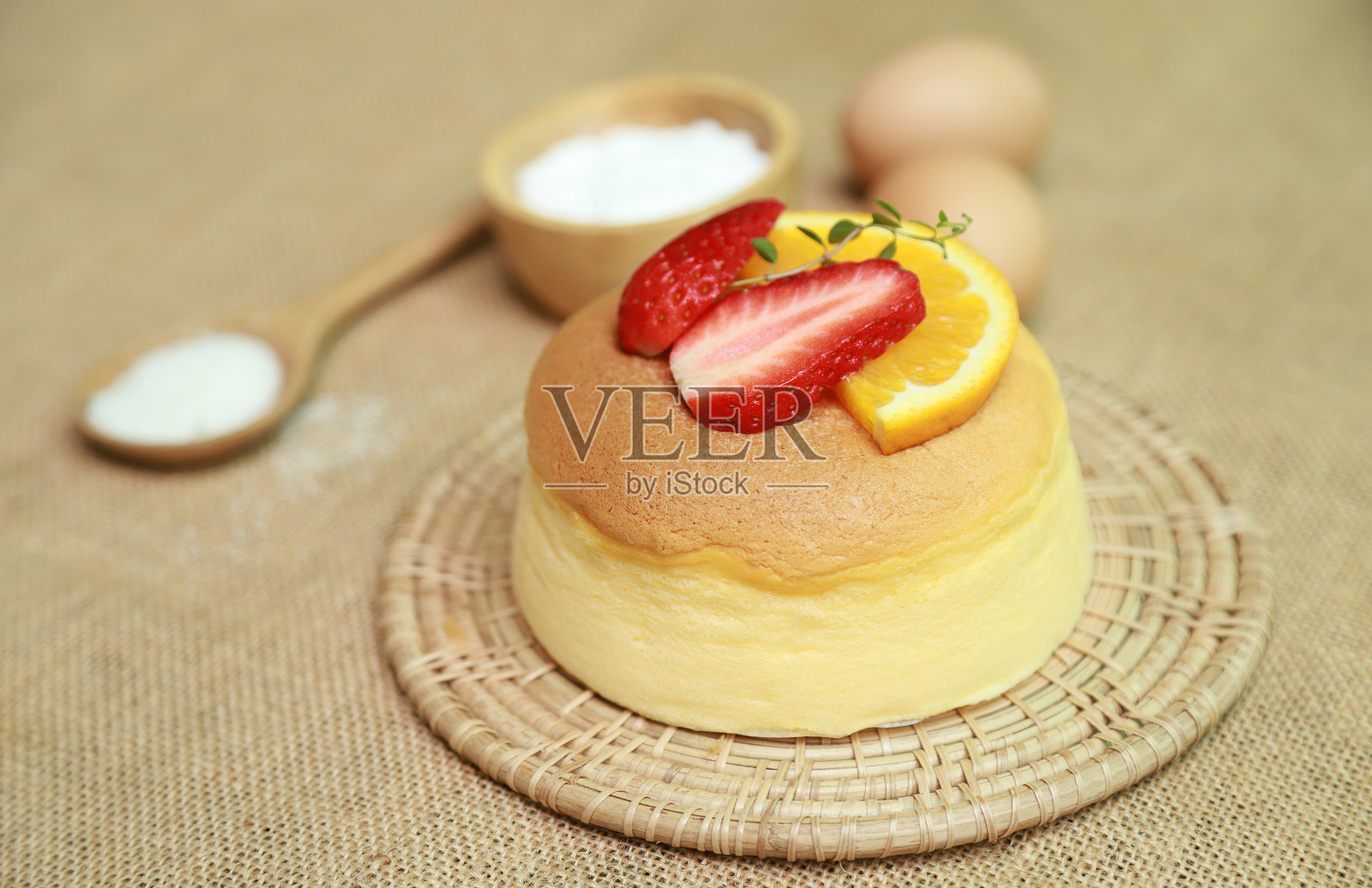 以水果和配料装饰的芝士蛋糕，供业余时间制作甜点食用照片摄影图片