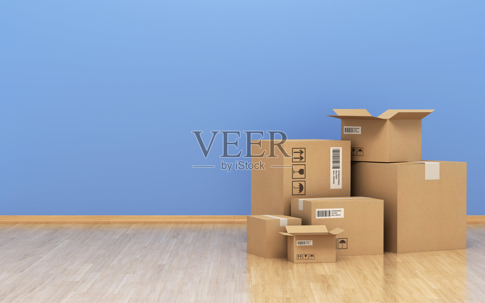 纸板箱在木地板前的蓝色墙壁stock photo照片摄影图片