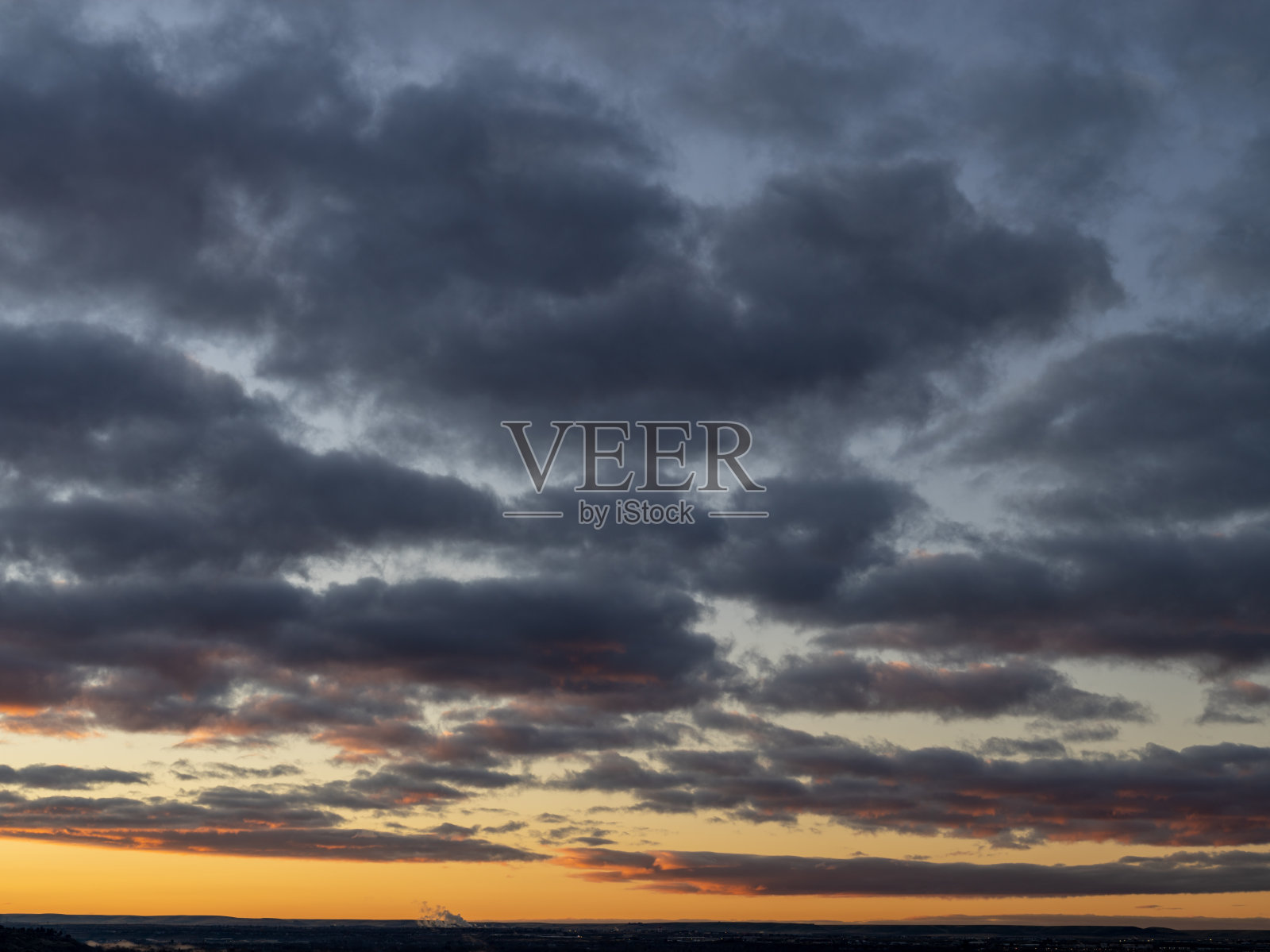 清晨日出的云景掠过地平线照片摄影图片