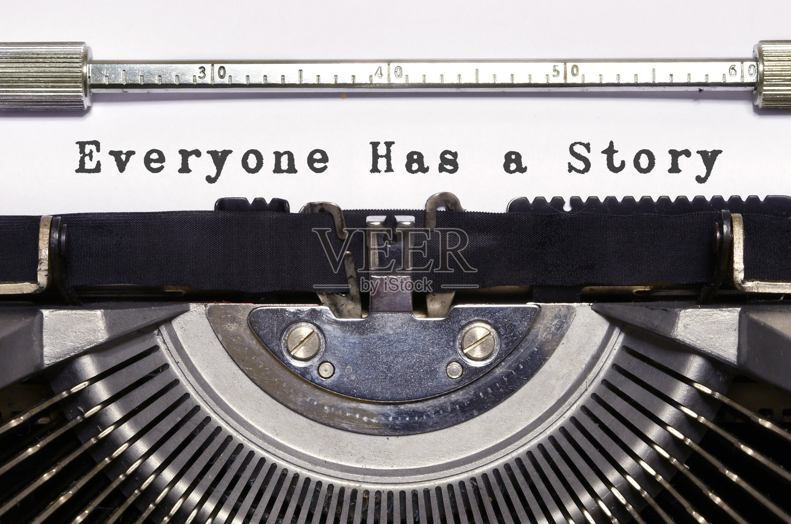 “每个人都有一个故事”，用老式打字机在纸上打出。每个人都有一个故事。照片摄影图片