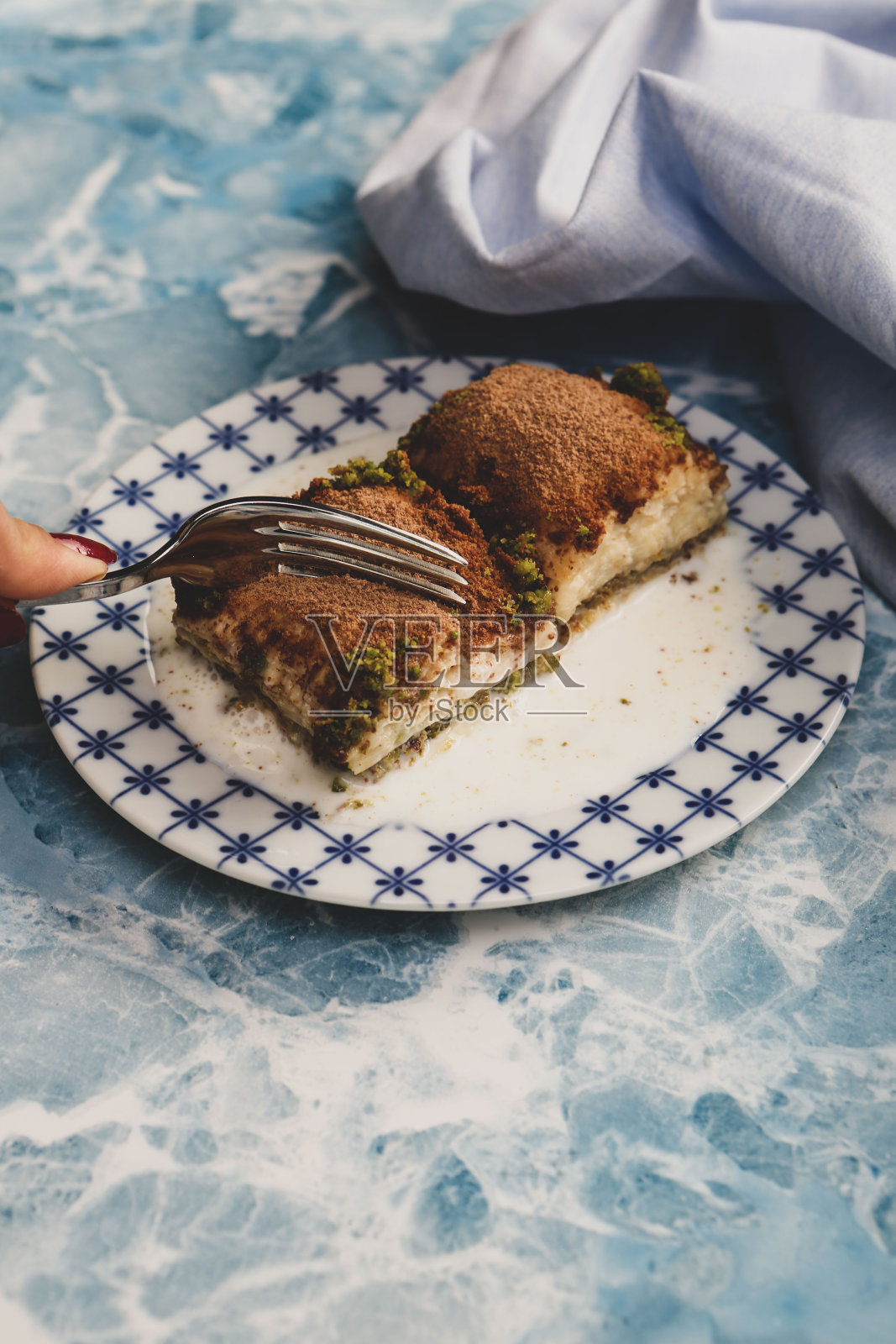 传统的土耳其甜点果仁蜜饼配腰果，核桃。自制果仁蜜饼。照片摄影图片