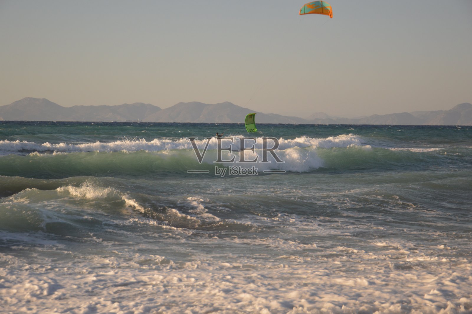 在希腊的罗德岛，一名运动员正在爱琴海上风筝冲浪照片摄影图片