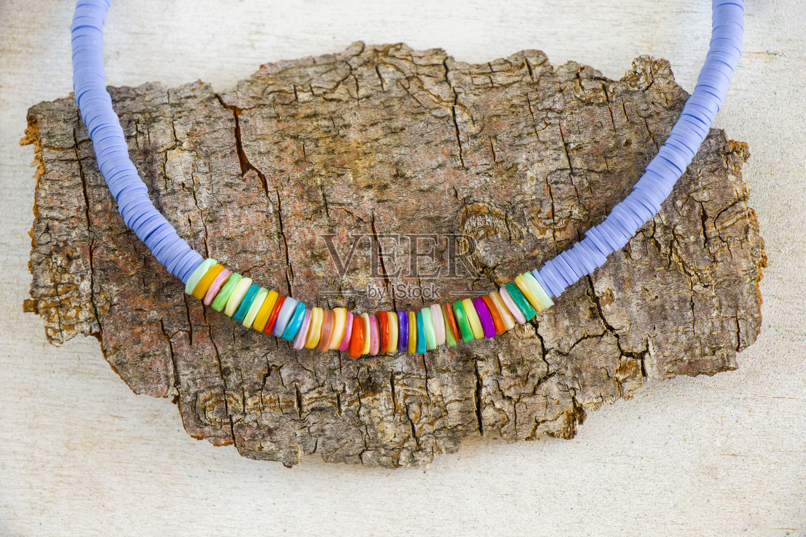 彩色项链和手链混合，珠子和宝石项链，首饰照片摄影图片