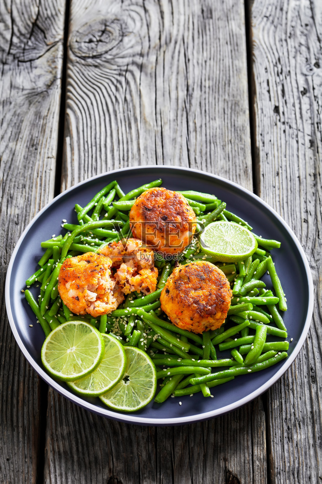 大虾蟹饼配青豆照片摄影图片