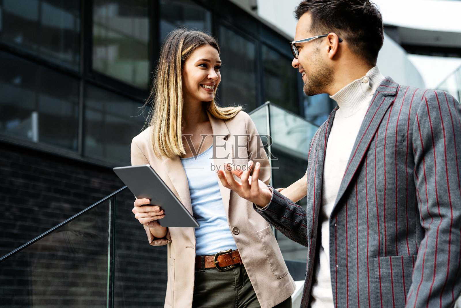 两个设计师，商业人士在城市背景下一起做一个项目照片摄影图片