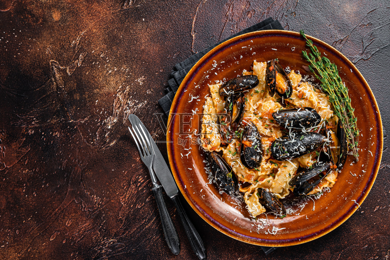 马法尔丁海鲜意大利面配贻贝和番茄酱。黑暗的背景。前视图。本空间照片摄影图片