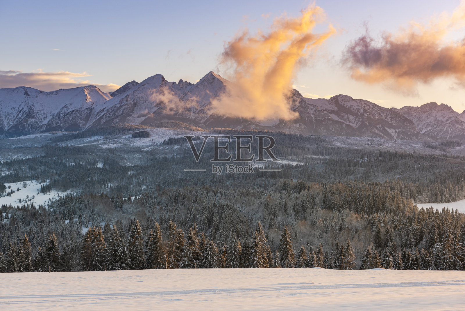 在下雪的冬季，在泰特拉山的日落照片摄影图片