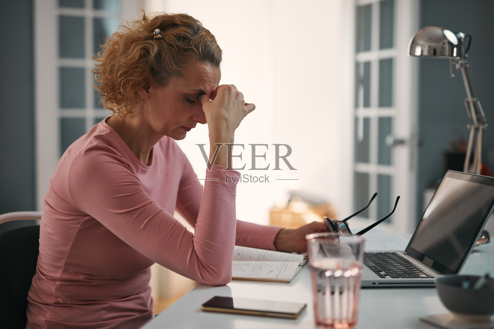 女人的眼睛痛，鼻窦问题，头痛，头痛，工作从家庭问题和问题。照片摄影图片