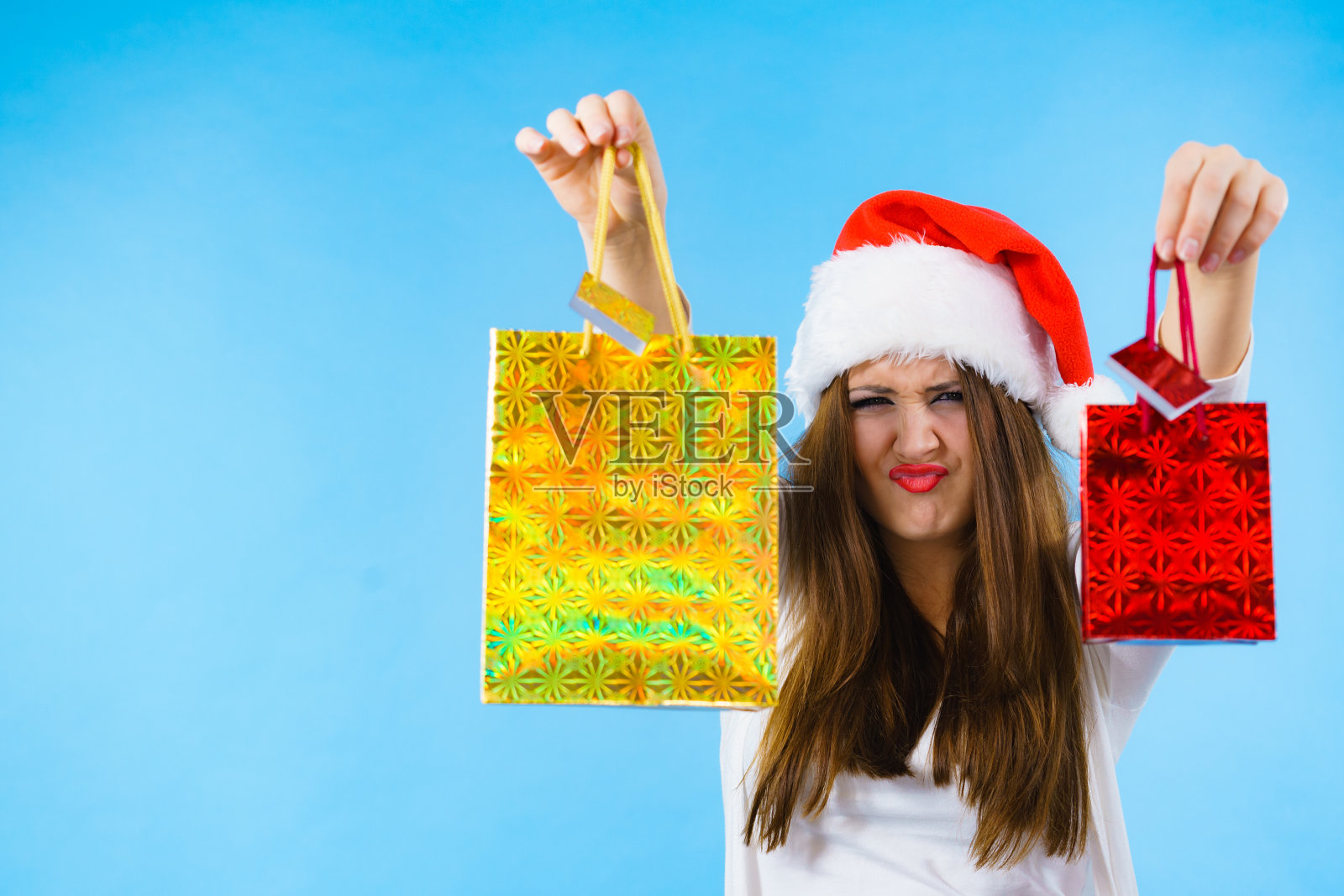 有趣的圣诞女人拿着礼物袋照片摄影图片