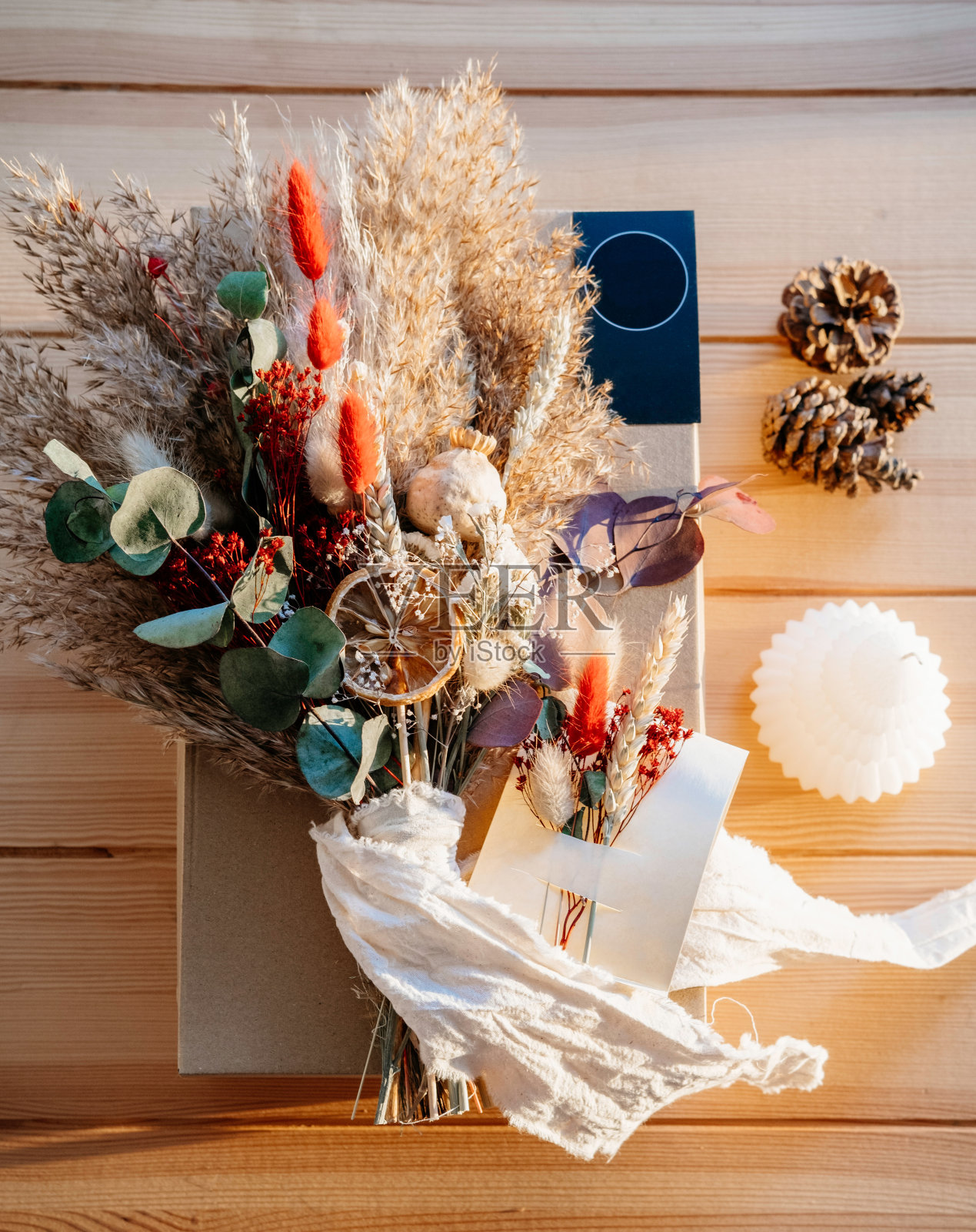 准备递送:木制办公桌上的一束干花照片摄影图片