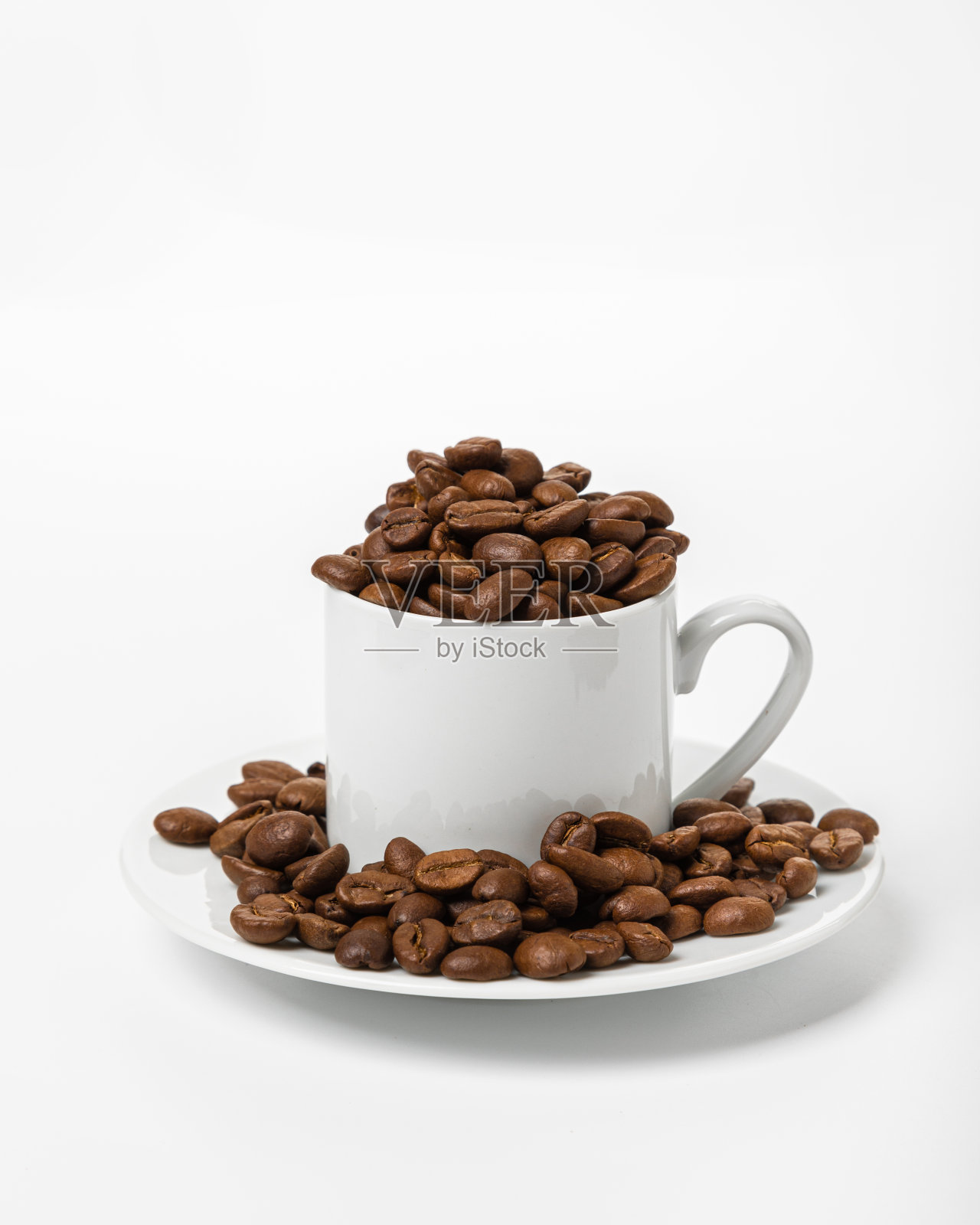 完美的白色小咖啡杯，在白色的背景上烘烤咖啡豆照片摄影图片