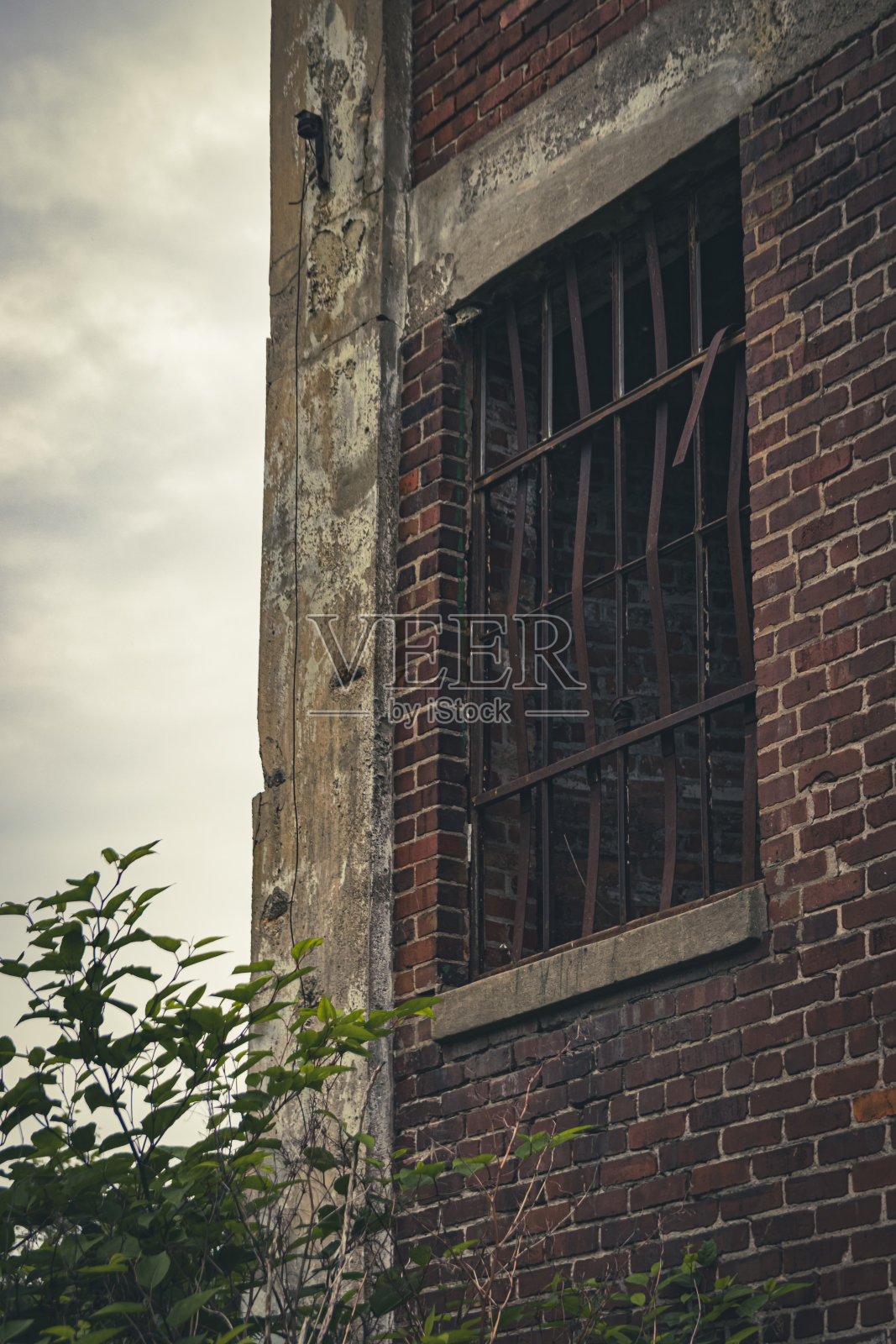 废弃建筑上的笼窗照片摄影图片