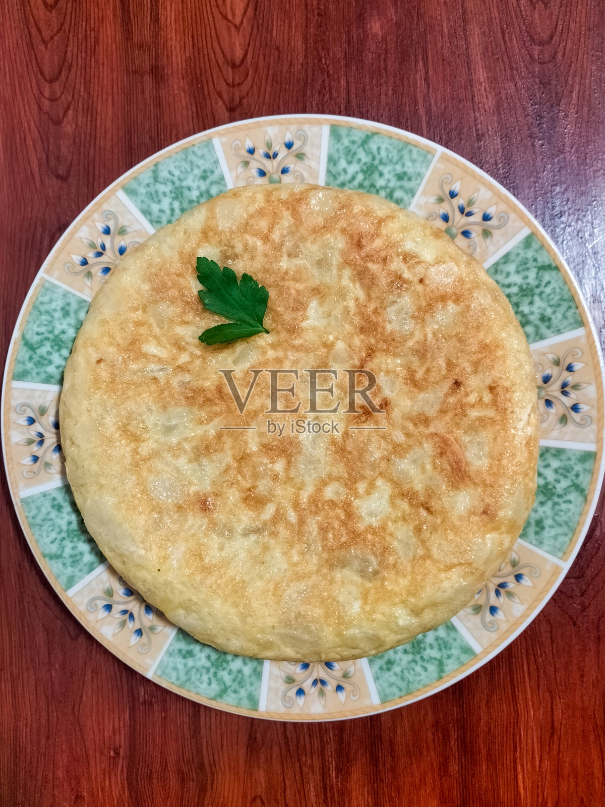 煎蛋卷。玉米粉圆饼。照片摄影图片