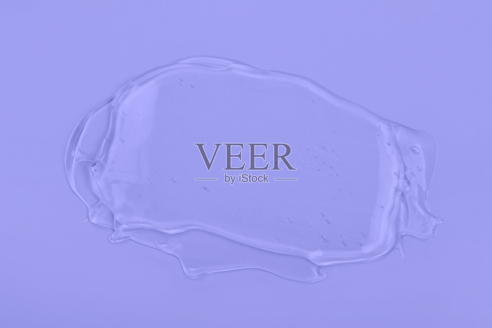 透明液体凝胶涂片孤立在浅紫色背景上。身体和面部护理水疗美容概念。透明血清或透明质酸质地。2022年流行色的旗帜非常漂亮照片摄影图片