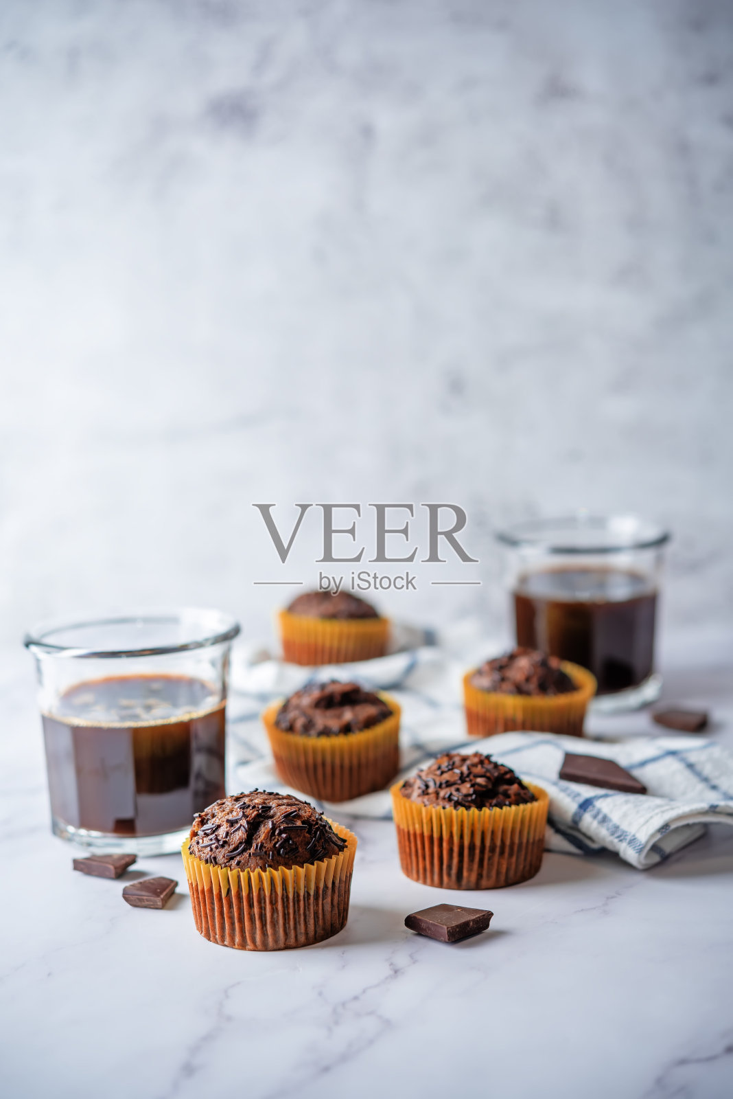 巧克力松饼配巧克力末和咖啡杯照片摄影图片