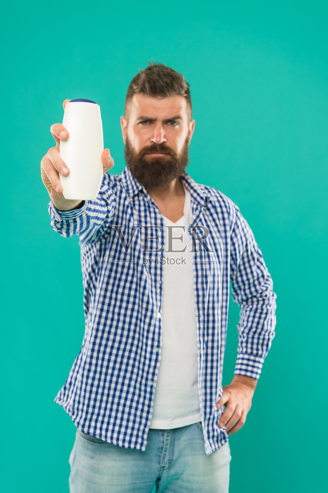 留着胡子的成熟嬉皮士。美髯公。面部毛发和刮胡子。头发和胡须护理。男性时尚。选择洗发水和护发素。留着小胡子的野蛮白人嬉皮士。男性护肤品照片摄影图片