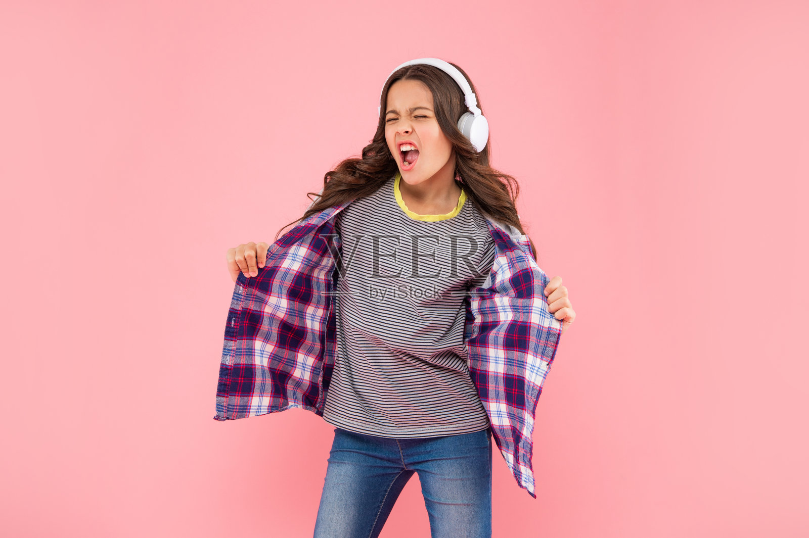 新技术。儿童的发展。戴着现代耳机的孩子。在线教育照片摄影图片