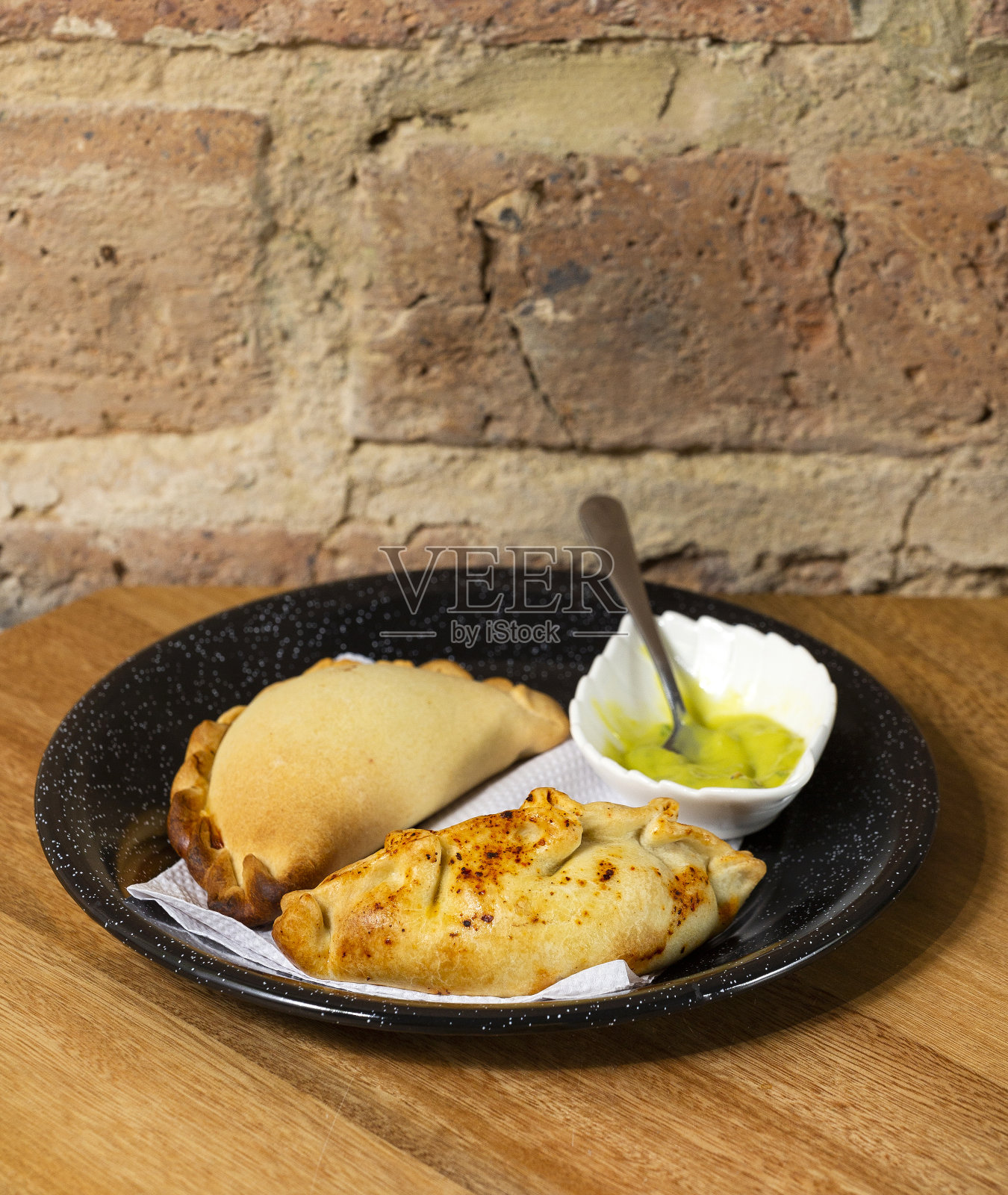 传统的阿根廷肉馅卷饼是用牛肉和鸡肉做成的美味糕点。照片摄影图片