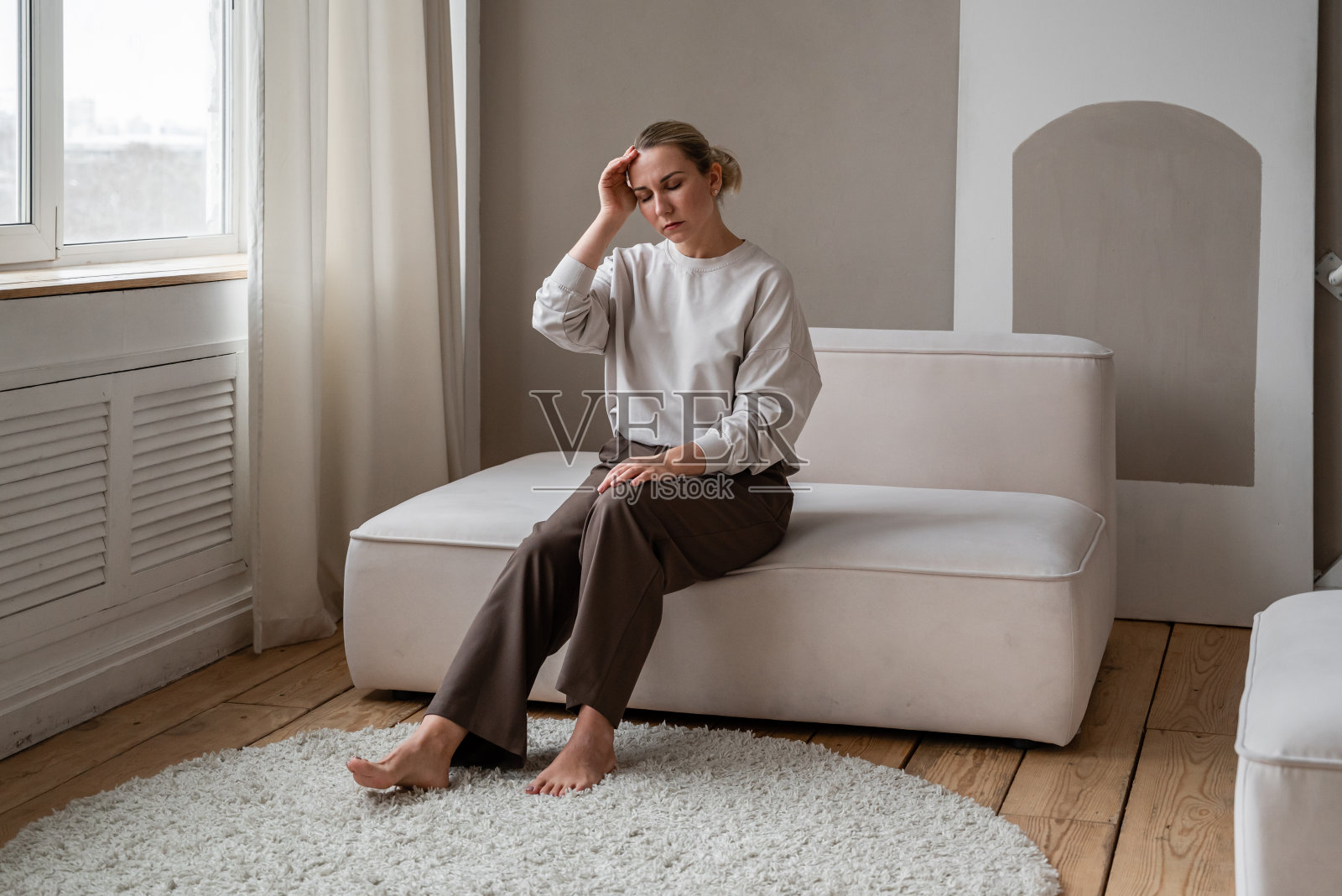 独自在家承受压力和沮丧的年轻女人。心理学与精神健康照片摄影图片