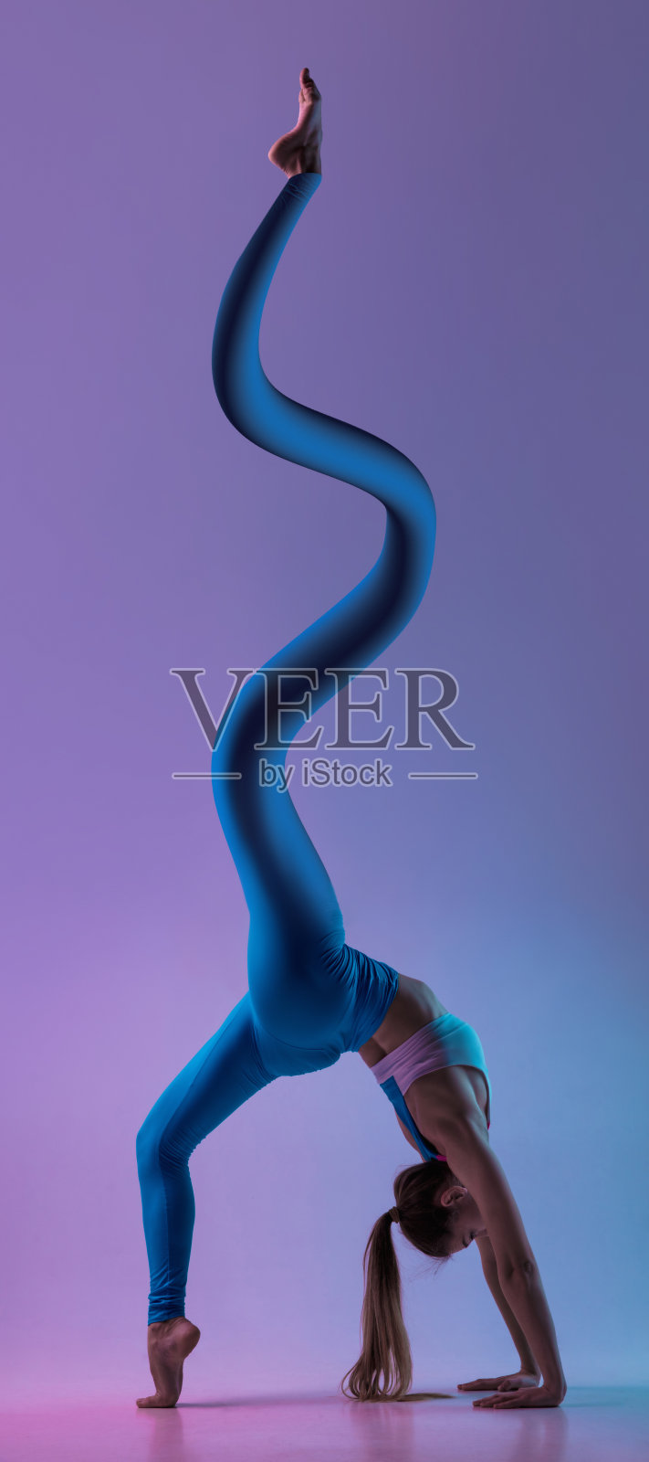 现代设计，当代艺术拼贴。灵感、创意、时尚杂志风格。运动。年轻女孩，紫色背景的健身教练训练。照片摄影图片