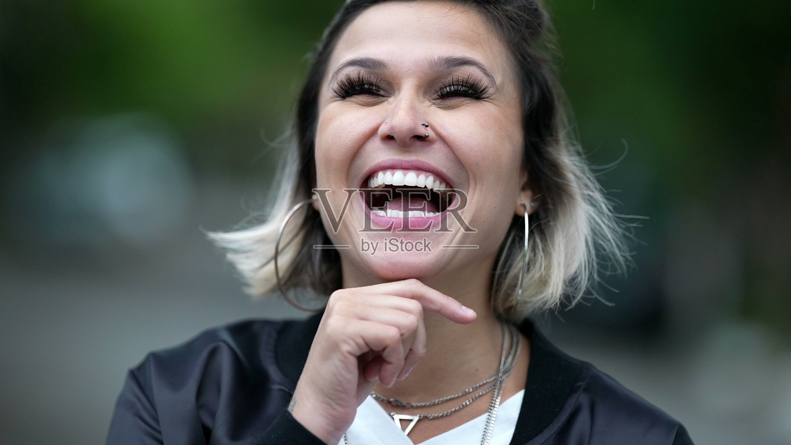 女人自发的大笑和微笑。人真实的生活笑和微笑照片摄影图片