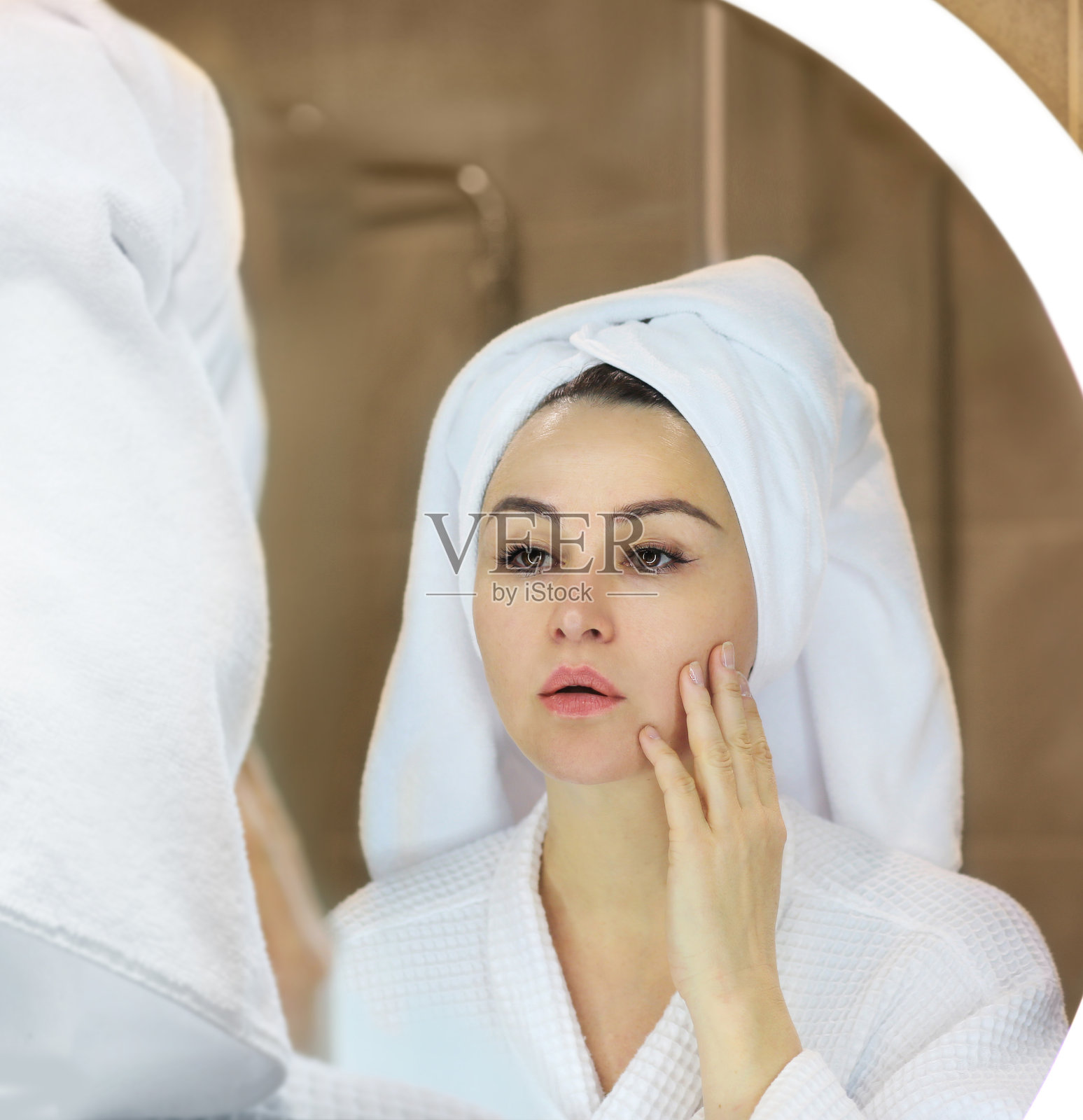 神奇的抗衰老霜。应用奶油。照片摄影图片