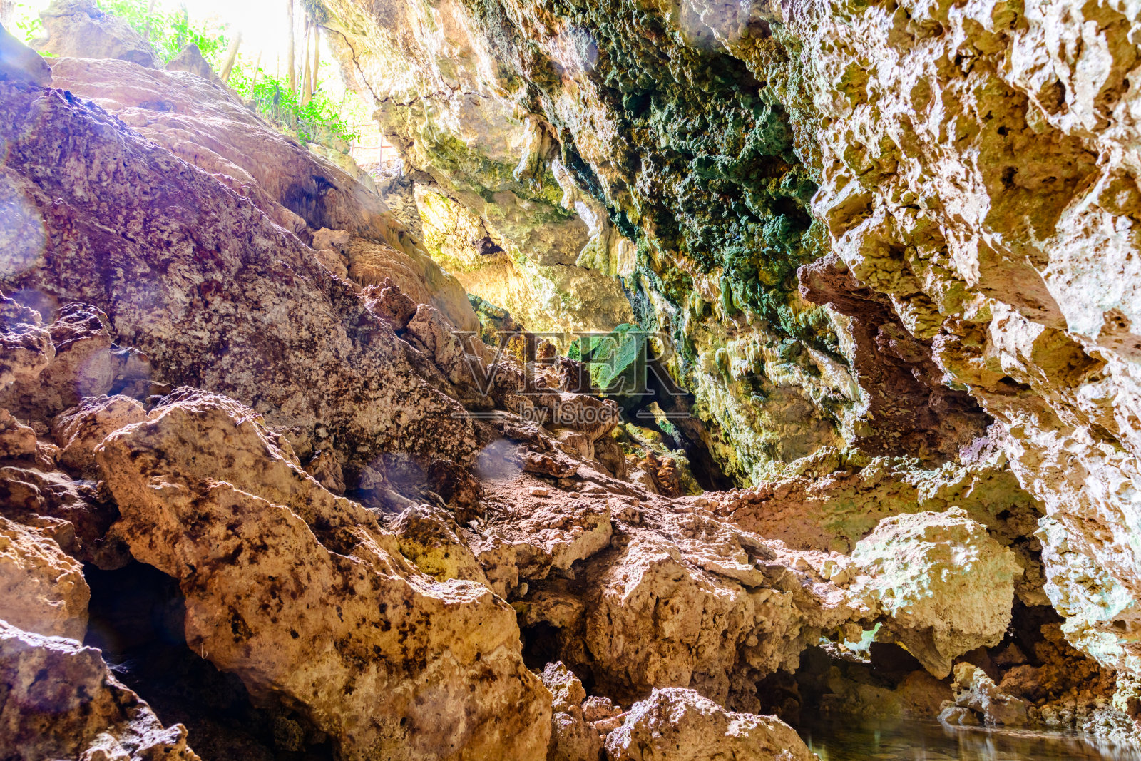 坦桑尼亚桑给巴尔库扎洞穴中的钟乳石和石笋照片摄影图片